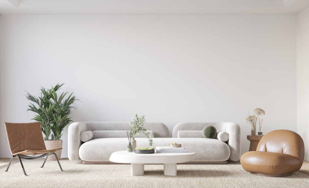 Typer af sofaer: Hvid sofa i rum med 2 stole, et sofa bord og en plante