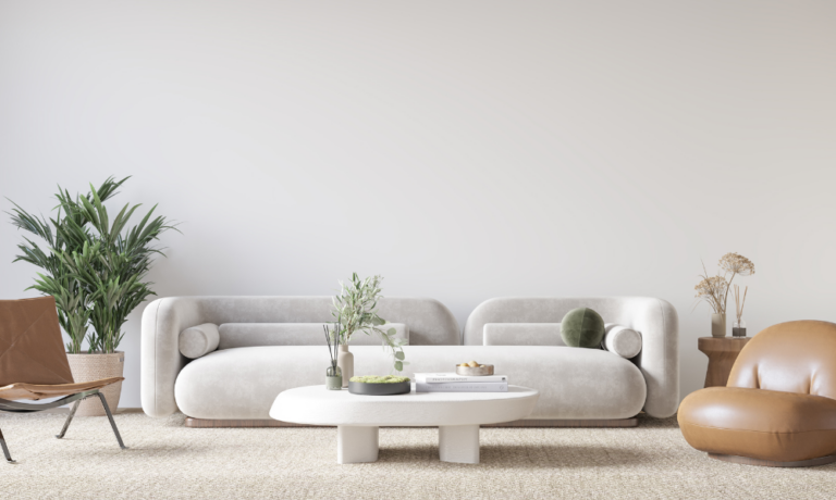 Typer af sofaer: Hvid sofa i rum med 2 stole, et sofa bord og en plante
