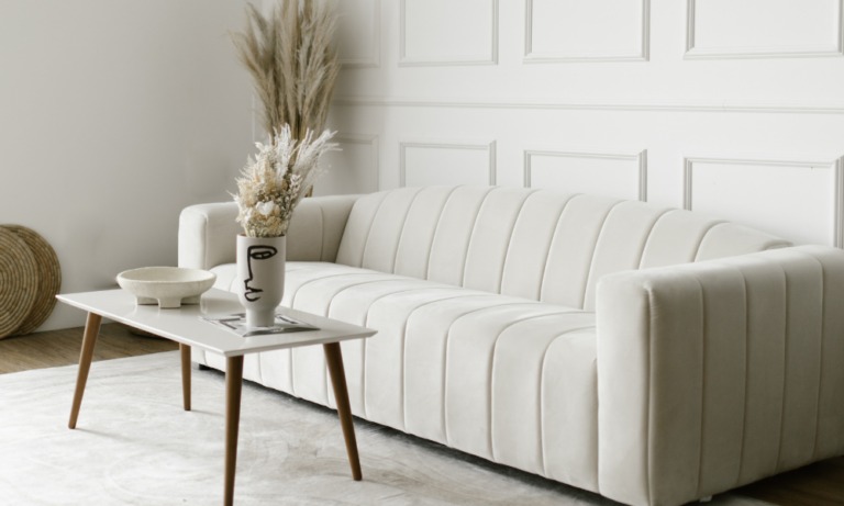 Hvid sofa i rum med sofabord