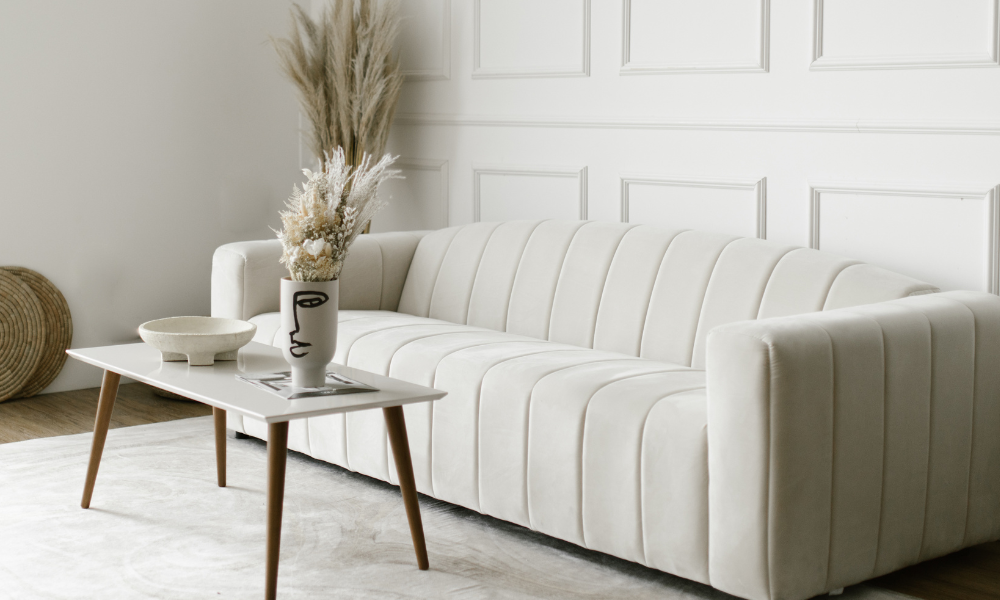 Hvid sofa i rum med sofabord