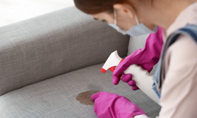 Sofa med plet - hvordan renser jeg min sofa?