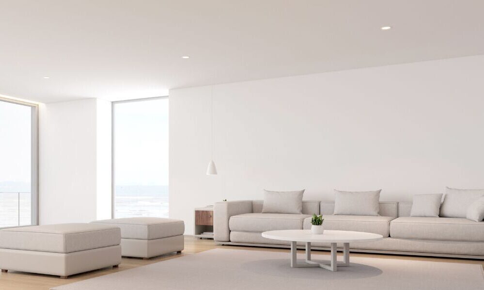 Beige sofa i minimalistisk rum