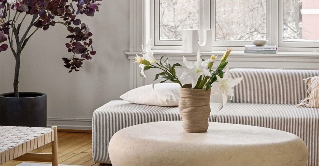 Stue design: Lys stue med flot buket blomster