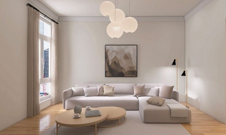 Sofa med chaiselong: Lys stue med hvid sofa og 2 sofaborde